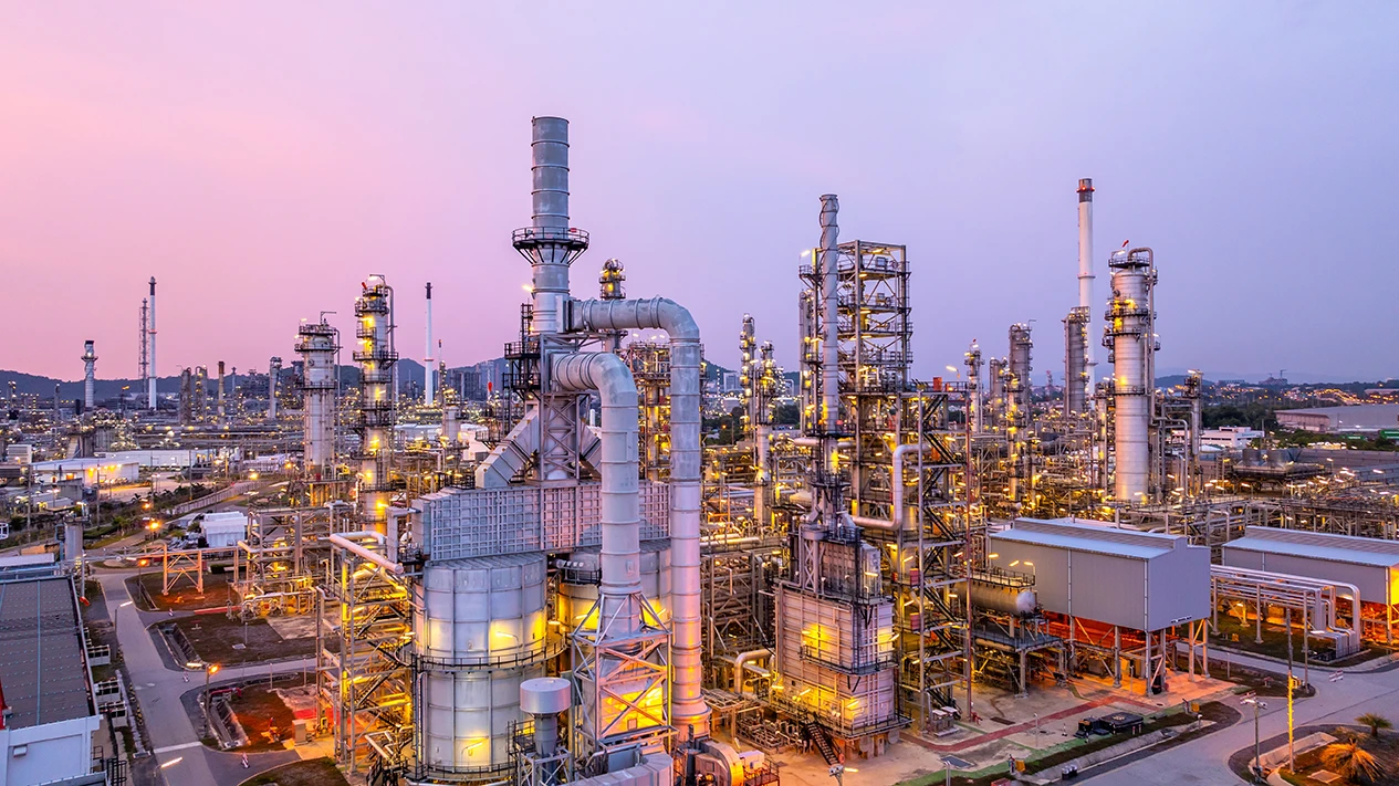 Luftbild Öl- und Gasraffinerie Anlage bei Nacht