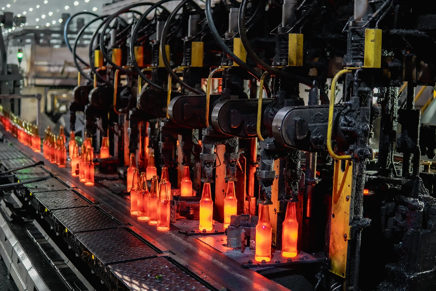 Luftbild Öl- und Gasraffinerie Anlage bei Nacht