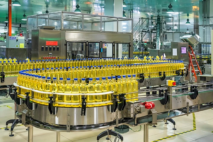 Luftbild Öl- und Gasraffinerie Anlage bei Nacht
