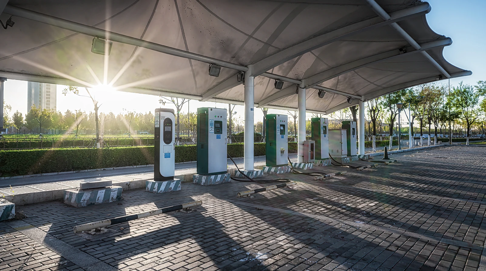cp-energie-kategorie-et-e-mobilitaet Luftbild Öl- und Gasraffinerie Anlage bei Nacht